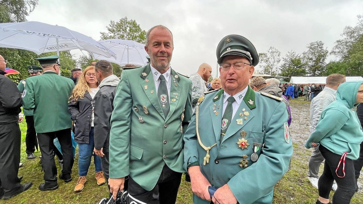 Vogelschießen in Deilinghofen: Der frühere BSV-Vorsitzenden Klaus Gillmann (li.) mit Lothar Spieckermann.