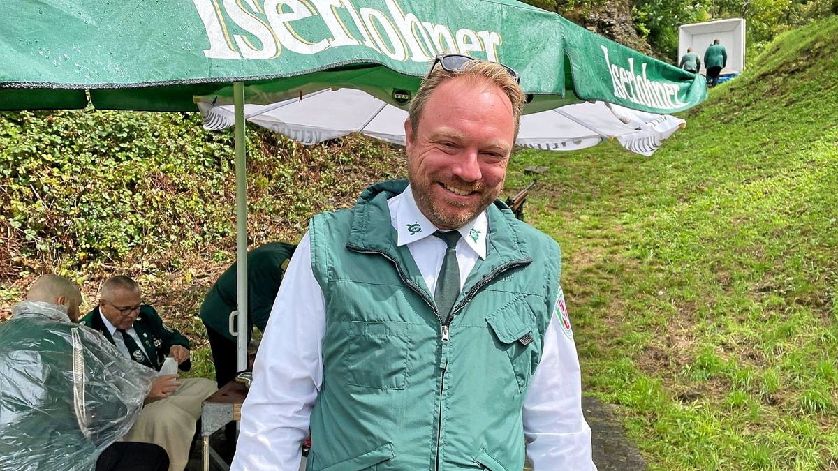 Christoph Bußmann freut sich über den linken Flügel, den er mit dem 410. Schuss zu Boden brachte.