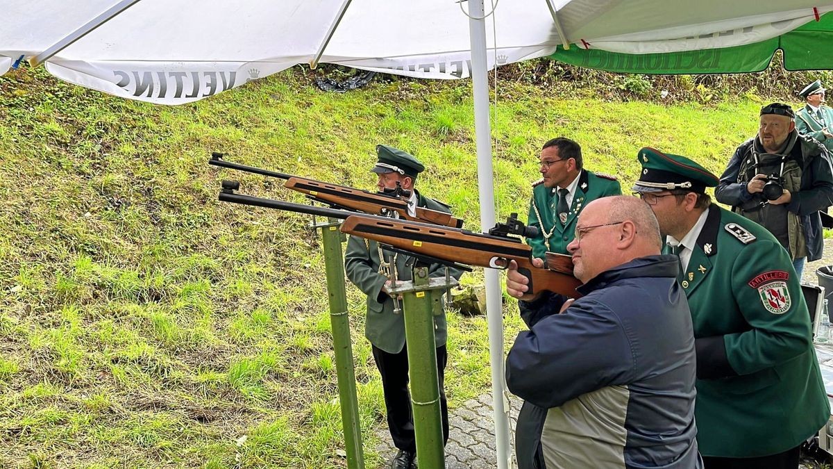 Die Spannung steigt: Die Aspiranten, hier Alfons Buchgeister, zielen jetzt auf den Rumpf des Vogels.