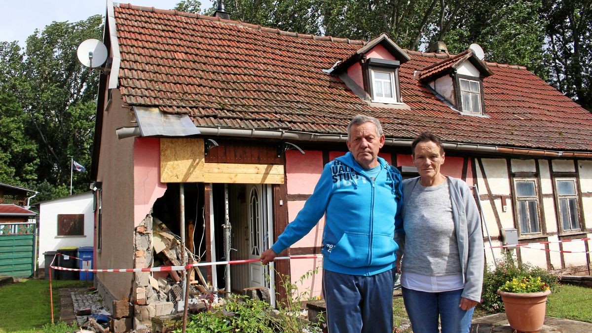 Jutta und Gisbert Buschbeck vor ihrem kaputten Haus in Lützensömmern. Für sie ist der Unfall ein herber Schicksalsschlag.