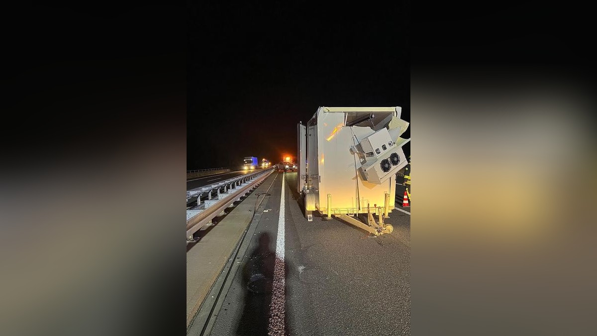 Der Transporter geriet ebenfalls ins Schlingern und kollidierte mit der Betongleitwand auf der Bebertalbrücke. 