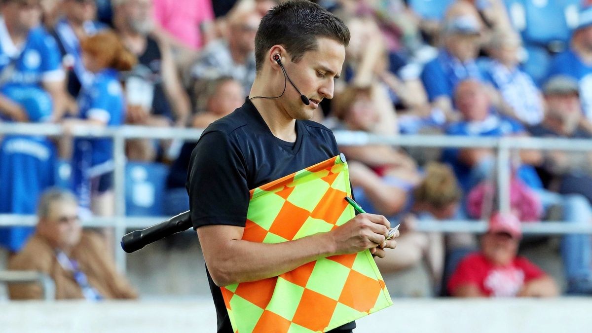 Schiedsrichter und Assistent: Mit der Fahne war der Erfurter Daniel Bartnitzki in der 2. Bundesliga schon zweimal im Einsatz, mit der Pfeife wird er bald in der 3. Liga debütieren.