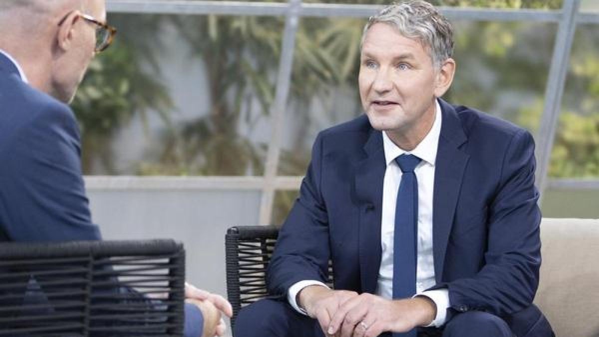 Moderator Lars Sänger (l) im Gespräch mit Björn Höcke, Vorsitzender der AfD-Landtagsfraktion in Thüringen, während des Sommerinterviews.