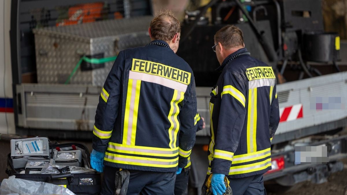 Die Kameraden der Feuerwehr Weimar befreiten die lebensbedrohlich verletzte Frau mit hydraulischem Gerät. 