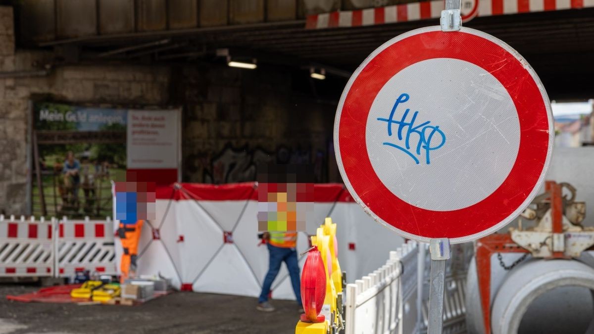 Wieso die Frau trotz mehrerer Sperrschilder und Absperrungen die Baustelle betrat, ist Gegenstand der Ermittlungen. 