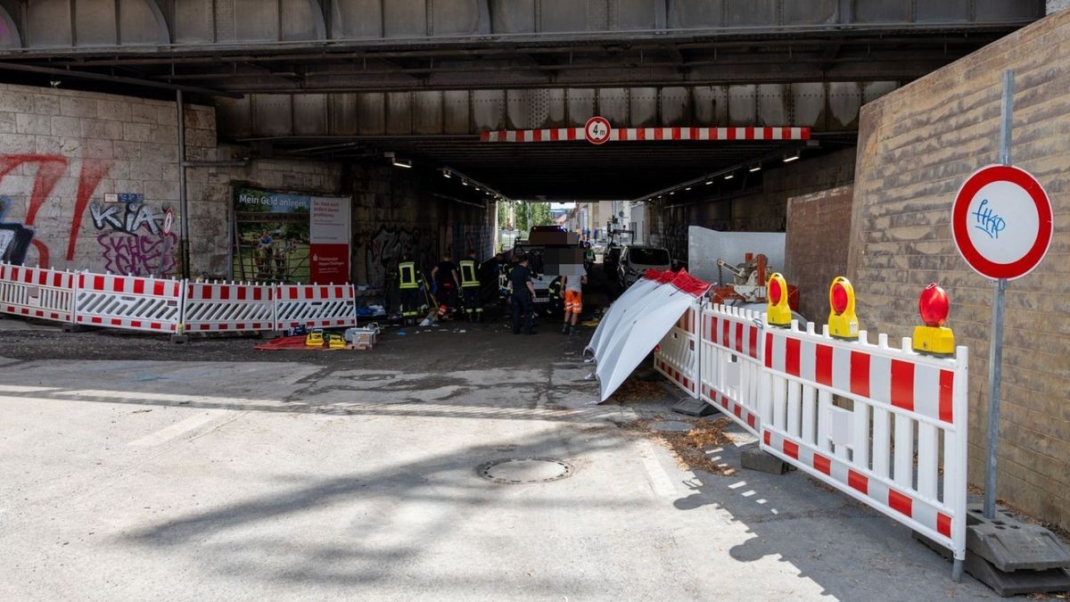 Wieso die Frau trotz mehrerer Sperrschilder und Absperrungen die Baustelle betrat, ist Gegenstand der Ermittlungen. 