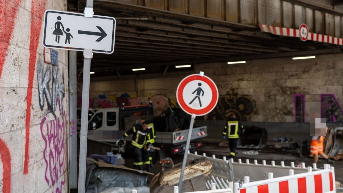 Wieso die Frau trotz mehrerer Sperrschilder und Absperrungen die Baustelle betrat, ist Gegenstand der Ermittlungen. 