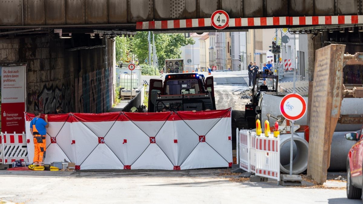 Wieso die Frau trotz mehrerer Sperrschilder und Absperrungen die Baustelle betrat, ist Gegenstand der Ermittlungen. 