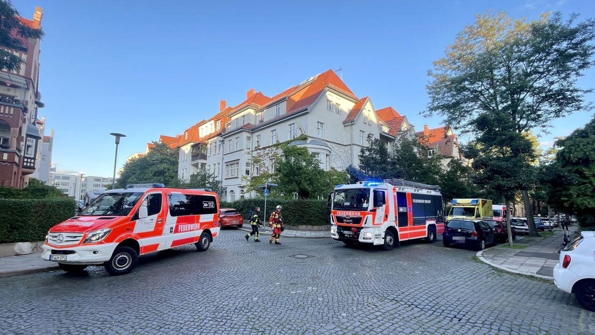 Einsatzkräfte in der Schulze-Delitzsch-Straße in Erfurt.