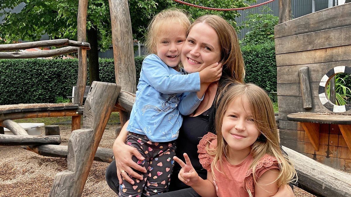 Liudmyla Kotyk mit ihren Töchtern Sofiia (3) und Arina (7) am Gothaer Mehrgenerationenhaus, wo die Kinder einen Tanzkurs besuchen.