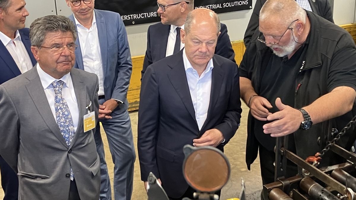 Bundeskanzler Scholz bei Sealable WaltershausenBundeskanzler Olaf Scholz (SPD) besucht die Firma Sealable in Waltershausen. Das sei „ein Meilenstein“, sagt Matthias Orth, mit Matthias Kluge Geschäftsführer des erst seit 2020 bestehenden Unternehmens im traditionsreichen Gummi-Industriestandort Waltershausen. Die 170 Mitarbeiter der Sealable Solutions GmbH entwickeln, fertigen und vertreiben jährlich etwa 22 laufenden Kilometer Elastomerprofile auf Basis von Synthetik- und Naturkautschuktypen in mehr als 50 Ländern. Die Produktpalette reicht vom einfachen Dichtungsprofil bis hin zum komplexen Abdichtsystem für schildvorgetriebene Tunnelsysteme.