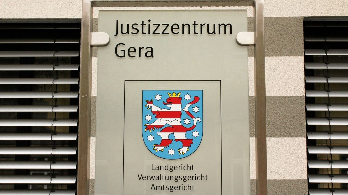 Am Eingang zum Verwaltungsgericht im Justizzentrum Gera.