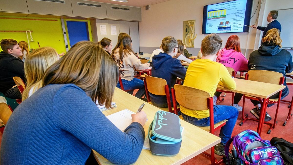 In Thüringen fehlen über 800 Lehrkräfte zum Schulstart. (Archivbild)