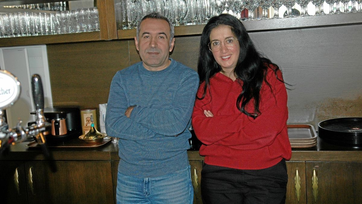 Medina Yilmaz (rechts) und Kiran Badiyel, die Betreiber des türkischen Restaurants „Ba Badiyel“, sehen sich mit hohen Nachforderungen bei Energiekosten konfrontiert und sind als Gastronomen damit nicht allein.