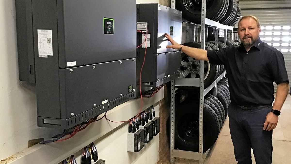 Geschäftsführer Matthias Meyer vor dem Anschluss der Solaranlage seines Autohauses in Bad Tabarz.