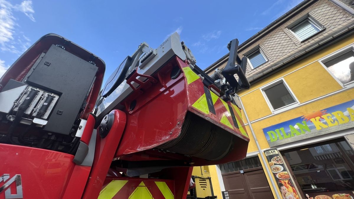 Auf dem Weg zu einem möglichen Dachstuhlbrand in Herreden fuhr am Montag gegen 16 Uhr ein Tanklöschfahrzeug der Nordhäuser Feuerwehr auf den vorausfahrenden Drehleiterwagen auf, der in der Bochumer Straße stoppem ,usste. Die zwei Insassen des Tanklöschfahrzeuges wurden dabei leicht verletzt ins Südharz-Klinikum gebracht.