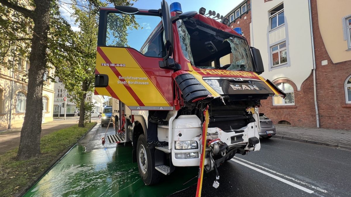 Auf dem Weg zu einem möglichen Dachstuhlbrand in Herreden fuhr am Montag gegen 16 Uhr ein Tanklöschfahrzeug der Nordhäuser Feuerwehr auf den vorausfahrenden Drehleiterwagen auf, der in der Bochumer Straße stoppem ,usste. Die zwei Insassen des Tanklöschfahrzeuges wurden dabei leicht verletzt ins Südharz-Klinikum gebracht.