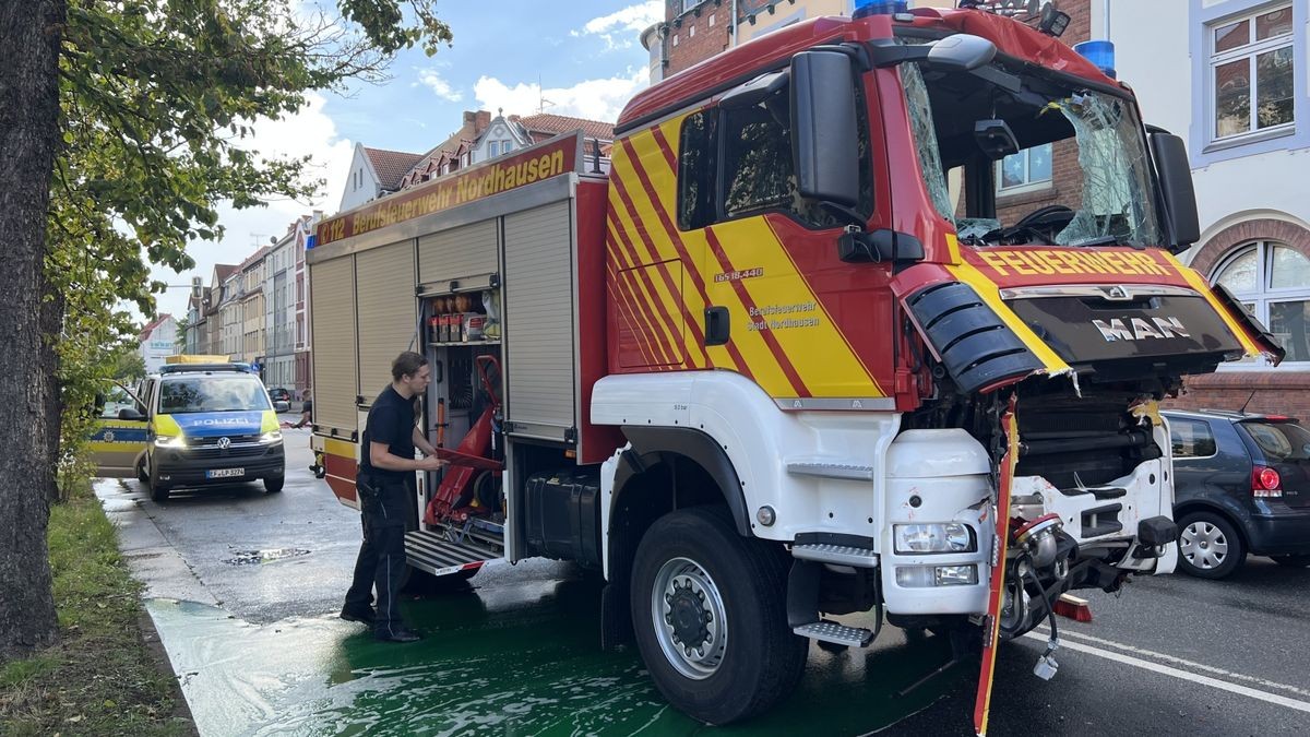 Auf dem Weg zu einem möglichen Dachstuhlbrand in Herreden fuhr am Montag gegen 16 Uhr ein Tanklöschfahrzeug der Nordhäuser Feuerwehr auf den vorausfahrenden Drehleiterwagen auf, der in der Bochumer Straße stoppem ,usste. Die zwei Insassen des Tanklöschfahrzeuges wurden dabei leicht verletzt ins Südharz-Klinikum gebracht.