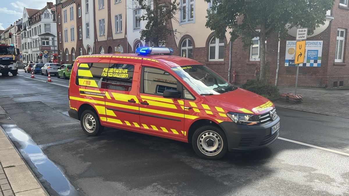 Auf dem Weg zu einem möglichen Dachstuhlbrand in Herreden fuhr am Montag gegen 16 Uhr ein Tanklöschfahrzeug der Nordhäuser Feuerwehr auf den vorausfahrenden Drehleiterwagen auf, der in der Bochumer Straße stoppem ,usste. Die zwei Insassen des Tanklöschfahrzeuges wurden dabei leicht verletzt ins Südharz-Klinikum gebracht.