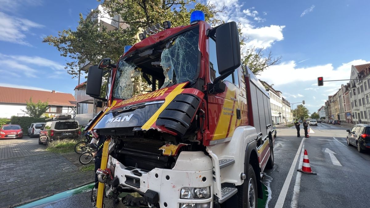 Auf dem Weg zu einem möglichen Dachstuhlbrand in Herreden fuhr am Montag gegen 16 Uhr ein Tanklöschfahrzeug der Nordhäuser Feuerwehr auf den vorausfahrenden Drehleiterwagen auf, der in der Bochumer Straße stoppem ,usste. Die zwei Insassen des Tanklöschfahrzeuges wurden dabei leicht verletzt ins Südharz-Klinikum gebracht.