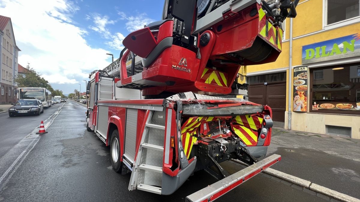 Auf dem Weg zu einem möglichen Dachstuhlbrand in Herreden fuhr am Montag gegen 16 Uhr ein Tanklöschfahrzeug der Nordhäuser Feuerwehr auf den vorausfahrenden Drehleiterwagen auf, der in der Bochumer Straße stoppem ,usste. Die zwei Insassen des Tanklöschfahrzeuges wurden dabei leicht verletzt ins Südharz-Klinikum gebracht.