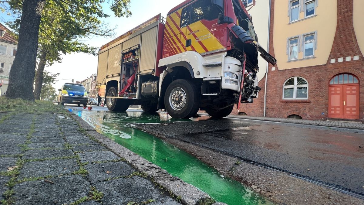 Auf dem Weg zu einem möglichen Dachstuhlbrand in Herreden fuhr am Montag gegen 16 Uhr ein Tanklöschfahrzeug der Nordhäuser Feuerwehr auf den vorausfahrenden Drehleiterwagen auf, der in der Bochumer Straße stoppem ,usste. Die zwei Insassen des Tanklöschfahrzeuges wurden dabei leicht verletzt ins Südharz-Klinikum gebracht.