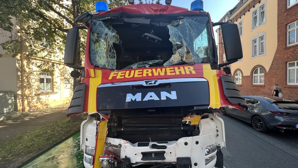 Auf dem Weg zu einem möglichen Dachstuhlbrand in Herreden fuhr am Montag gegen 16 Uhr ein Tanklöschfahrzeug der Nordhäuser Feuerwehr auf den vorausfahrenden Drehleiterwagen auf, der in der Bochumer Straße stoppem ,usste. Die zwei Insassen des Tanklöschfahrzeuges wurden dabei leicht verletzt ins Südharz-Klinikum gebracht.