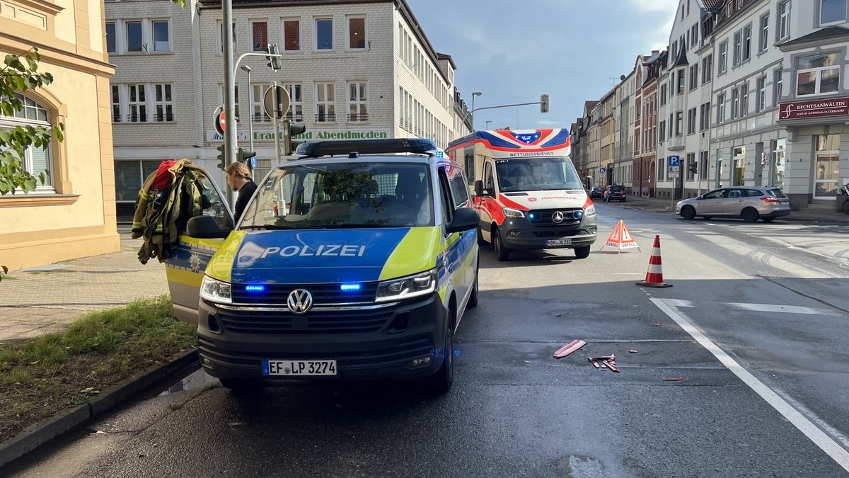 Auf dem Weg zu einem möglichen Dachstuhlbrand in Herreden fuhr am Montag gegen 16 Uhr ein Tanklöschfahrzeug der Nordhäuser Feuerwehr auf den vorausfahrenden Drehleiterwagen auf, der in der Bochumer Straße stoppem ,usste. Die zwei Insassen des Tanklöschfahrzeuges wurden dabei leicht verletzt ins Südharz-Klinikum gebracht.