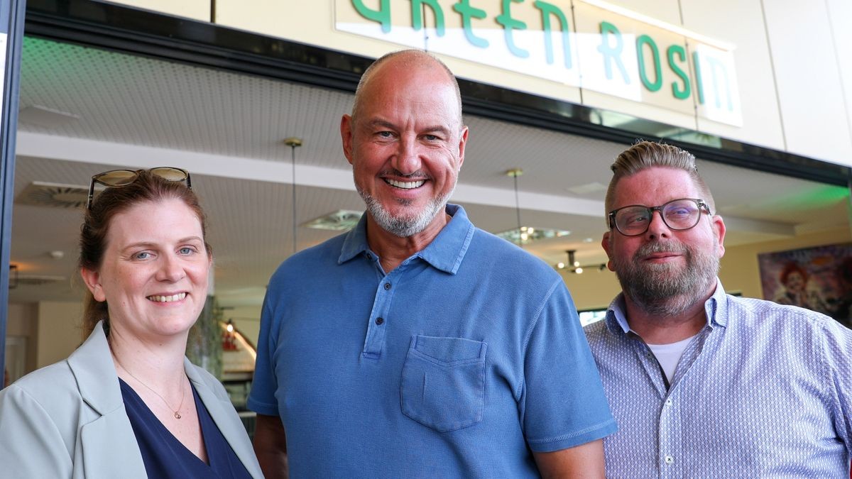 TV-Koch Frank Rosin (Mitte) eröffnet das erste Lokal des Restaurant-Konzeptes „Green Rosin“ in Braunschweig – hier mit Betreiber-Ehepaar Philip und Nicole Schwalm.