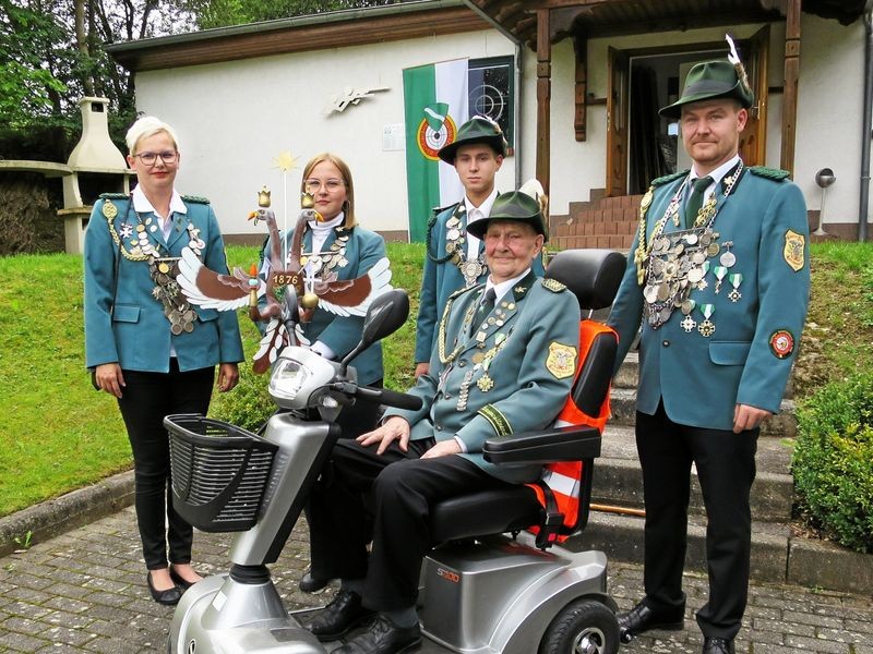Ein Dorf im Eichsfeld hält die Traditionen hoch und fällt ein bisschen