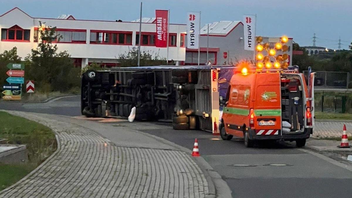 Erhebliche Sturmschäden in Erfurt: Einer der LKW kippte am Dienstagabend im Linderbacher Weg um.