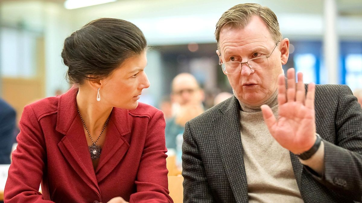 Bodo Ramelow (Die Linke) und Sahra Wagenknecht beim Landesparteitag in Eisenberg (Archivbild).