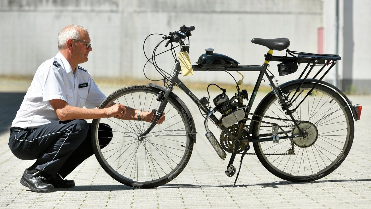 Polizeihauptkommissar Andreas Pfordt zeigt das sichergestellte Fahrrad mit Umbau. Bei einer Verkehrskontrolle hatten jüngst die Beamten in Beuren nicht schlecht gestaunt. 