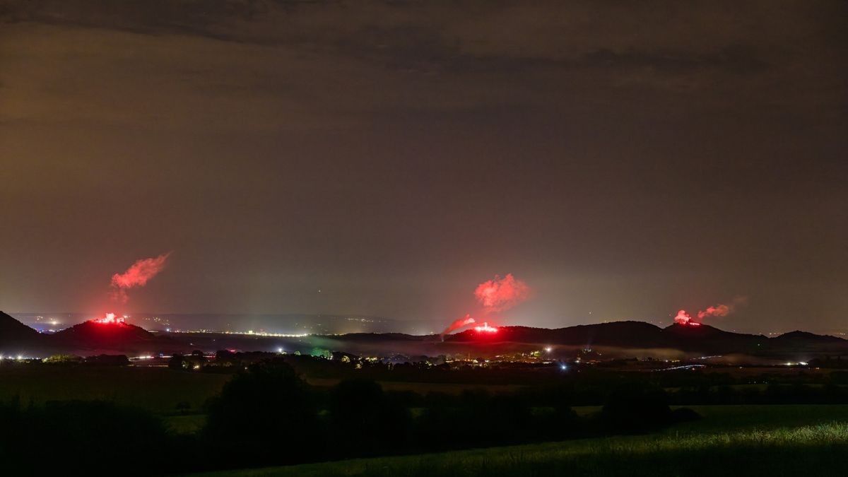 Zeitgleich ging das Feuerwerk über den drei Gleichen-Burgen hoch.