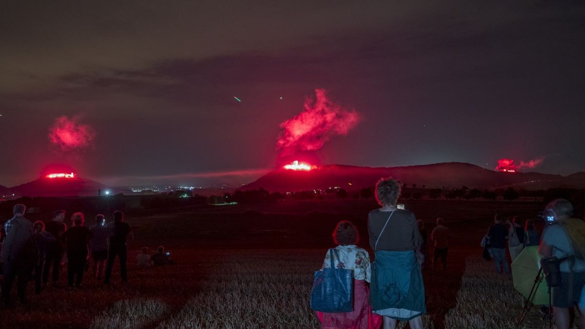 Nach sechs Jahren Pause kehrte am Samstag Thüringens größtes Burgenfeuerwerk zurück in den Nachthimmel über dem Drei-Gleichen-Gebiet. Das ließen sich etliche Zuschauer nicht entgehen, die sich schon frühzeitig mit Klappstuhl und Picknickkorb an verschiedenen Aussichtspunkten postiert hatten. Andere ließen sich mit einem Konzert der Thüringen-Philharmonie Gotha-Eisenach auf das Großereignis einstimmen.