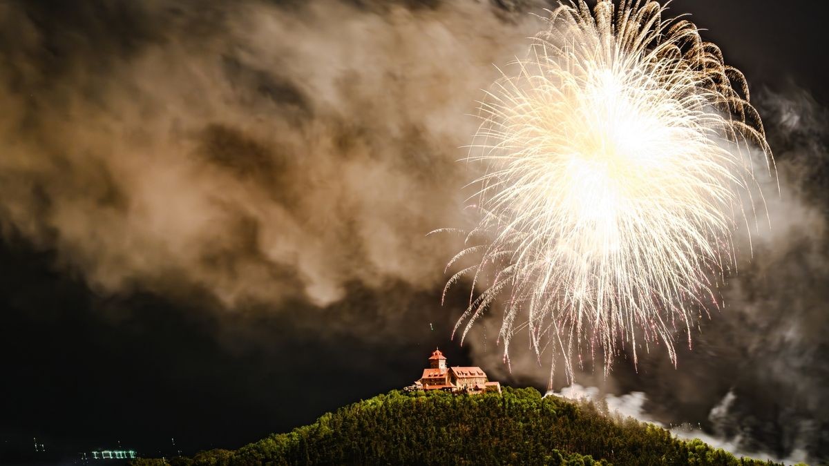 Nach sechs Jahren Pause kehrte am Samstag Thüringens größtes Burgenfeuerwerk zurück in den Nachthimmel über dem Drei-Gleichen-Gebiet. Das ließen sich etliche Zuschauer nicht entgehen, die sich schon frühzeitig mit Klappstuhl und Picknickkorb an verschiedenen Aussichtspunkten postiert hatten. Andere ließen sich mit einem Konzert der Thüringen-Philharmonie Gotha-Eisenach auf das Großereignis einstimmen. Aussichtspunkt bei Bittstädt