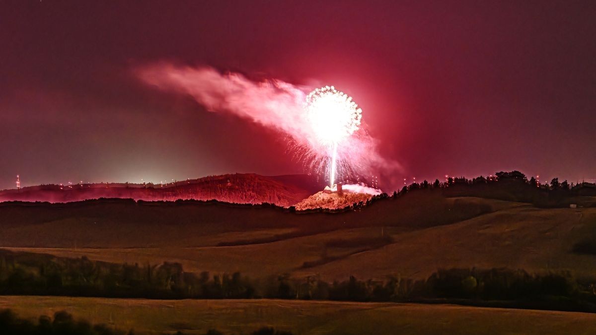 Nach sechs Jahren Pause kehrte am Samstag Thüringens größtes Burgenfeuerwerk zurück in den Nachthimmel über dem Drei-Gleichen-Gebiet. Das ließen sich etliche Zuschauer nicht entgehen, die sich schon frühzeitig mit Klappstuhl und Picknickkorb an verschiedenen Aussichtspunkten postiert hatten. Andere ließen sich mit einem Konzert der Thüringen-Philharmonie Gotha-Eisenach auf das Großereignis einstimmen. Aussichtspunkt bei Bittstädt