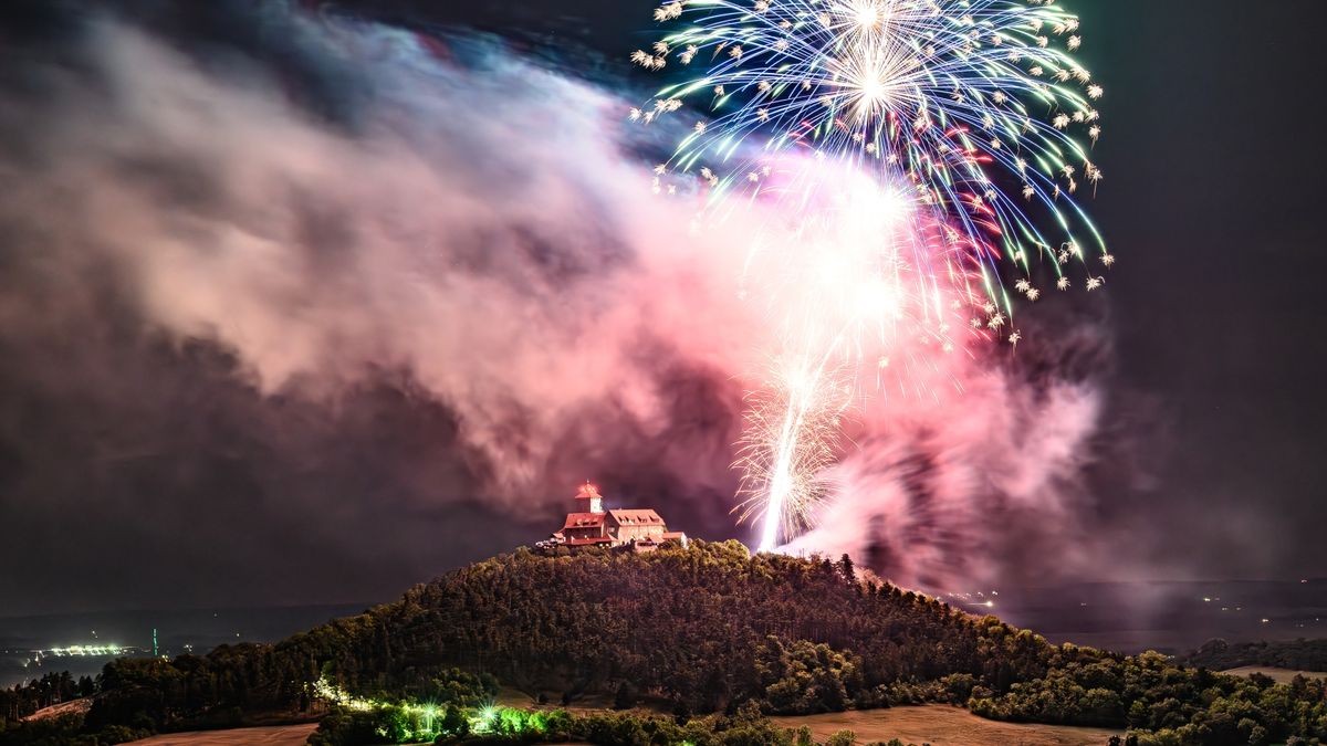 Nach sechs Jahren Pause kehrte am Samstag Thüringens größtes Burgenfeuerwerk zurück in den Nachthimmel über dem Drei-Gleichen-Gebiet. Das ließen sich etliche Zuschauer nicht entgehen, die sich schon frühzeitig mit Klappstuhl und Picknickkorb an verschiedenen Aussichtspunkten postiert hatten. Andere ließen sich mit einem Konzert der Thüringen-Philharmonie Gotha-Eisenach auf das Großereignis einstimmen. Aussichtspunkt bei Bittstädt