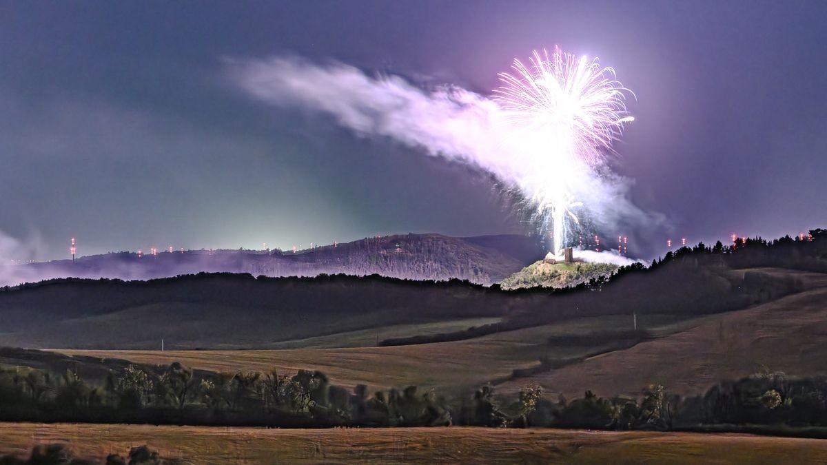 Nach sechs Jahren Pause kehrte am Samstag Thüringens größtes Burgenfeuerwerk zurück in den Nachthimmel über dem Drei-Gleichen-Gebiet. Das ließen sich etliche Zuschauer nicht entgehen, die sich schon frühzeitig mit Klappstuhl und Picknickkorb an verschiedenen Aussichtspunkten postiert hatten. Andere ließen sich mit einem Konzert der Thüringen-Philharmonie Gotha-Eisenach auf das Großereignis einstimmen. Aussichtspunkt bei Bittstädt