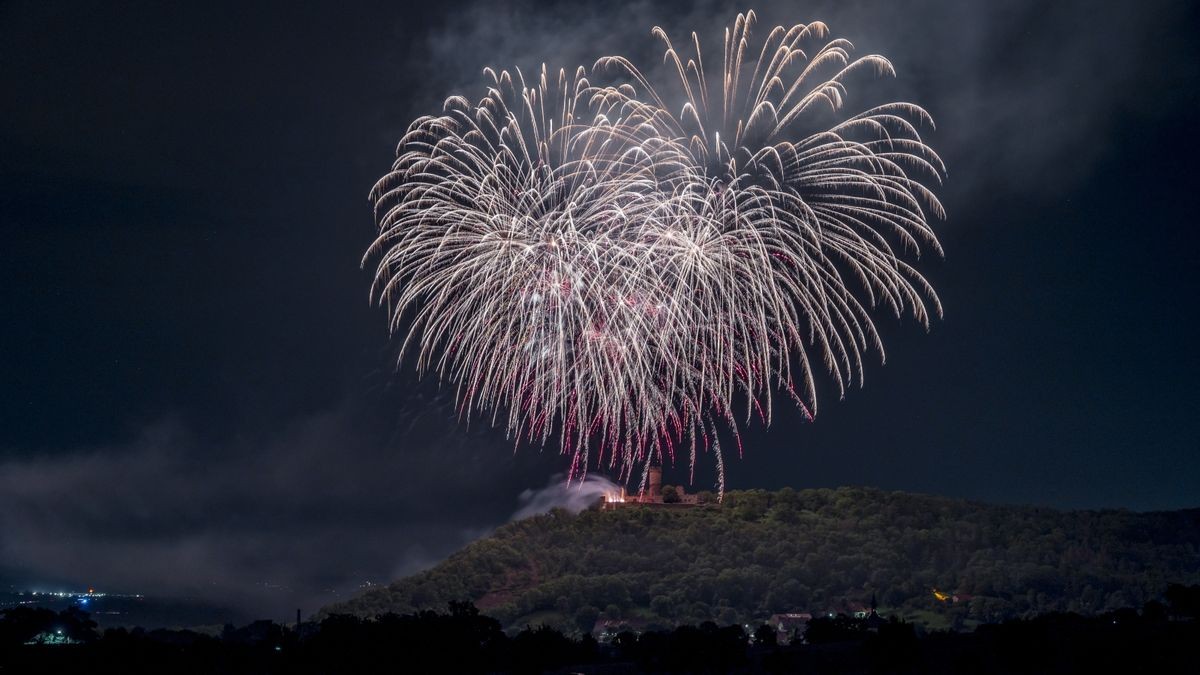 Nach sechs Jahren Pause kehrte am Samstag Thüringens größtes Burgenfeuerwerk zurück in den Nachthimmel über dem Drei-Gleichen-Gebiet. Das ließen sich etliche Zuschauer nicht entgehen, die sich schon frühzeitig mit Klappstuhl und Picknickkorb an verschiedenen Aussichtspunkten postiert hatten. Andere ließen sich mit einem Konzert der Thüringen-Philharmonie Gotha-Eisenach auf das Großereignis einstimmen.