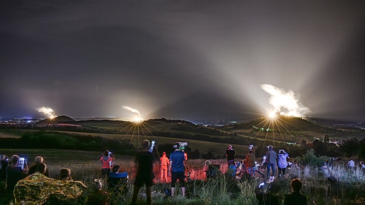 Nach sechs Jahren Pause kehrte am Samstag Thüringens größtes Burgenfeuerwerk zurück in den Nachthimmel über dem Drei-Gleichen-Gebiet. Das ließen sich etliche Zuschauer nicht entgehen, die sich schon frühzeitig mit Klappstuhl und Picknickkorb an verschiedenen Aussichtspunkten postiert hatten. Andere ließen sich mit einem Konzert der Thüringen-Philharmonie Gotha-Eisenach auf das Großereignis einstimmen. Aussichtspunkt bei Bittstädt