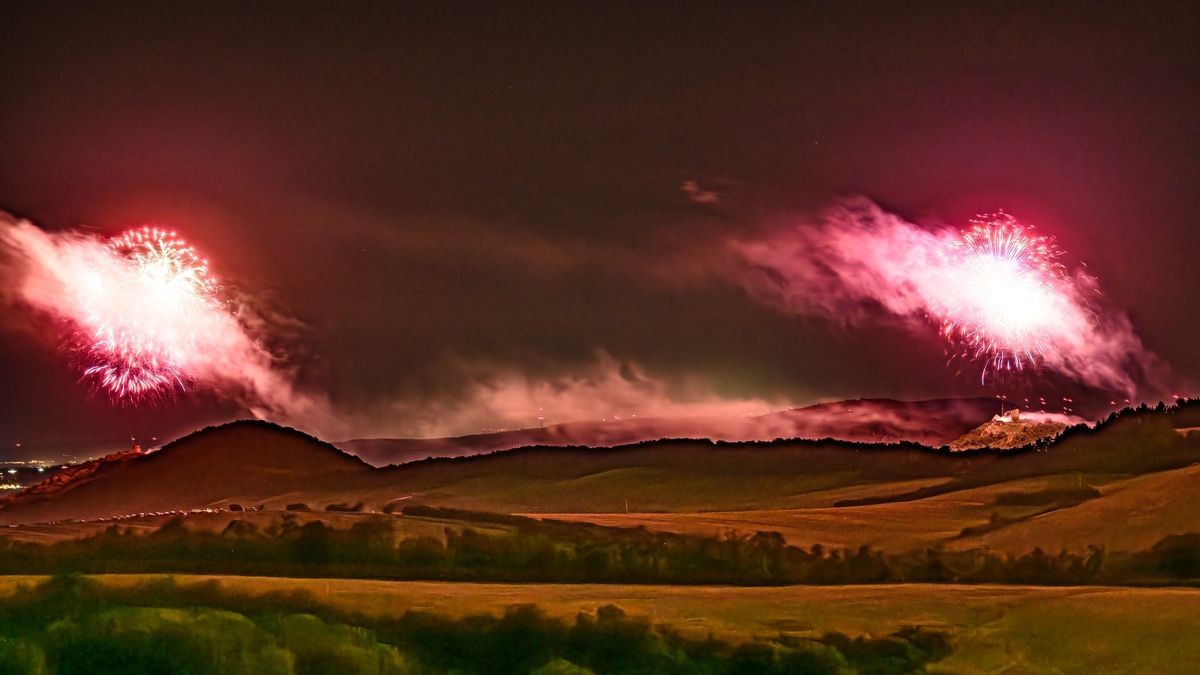 Nach sechs Jahren Pause kehrte am Samstag Thüringens größtes Burgenfeuerwerk zurück in den Nachthimmel über dem Drei-Gleichen-Gebiet. Das ließen sich etliche Zuschauer nicht entgehen, die sich schon frühzeitig mit Klappstuhl und Picknickkorb an verschiedenen Aussichtspunkten postiert hatten. Andere ließen sich mit einem Konzert der Thüringen-Philharmonie Gotha-Eisenach auf das Großereignis einstimmen. Aussichtspunkt bei Bittstädt