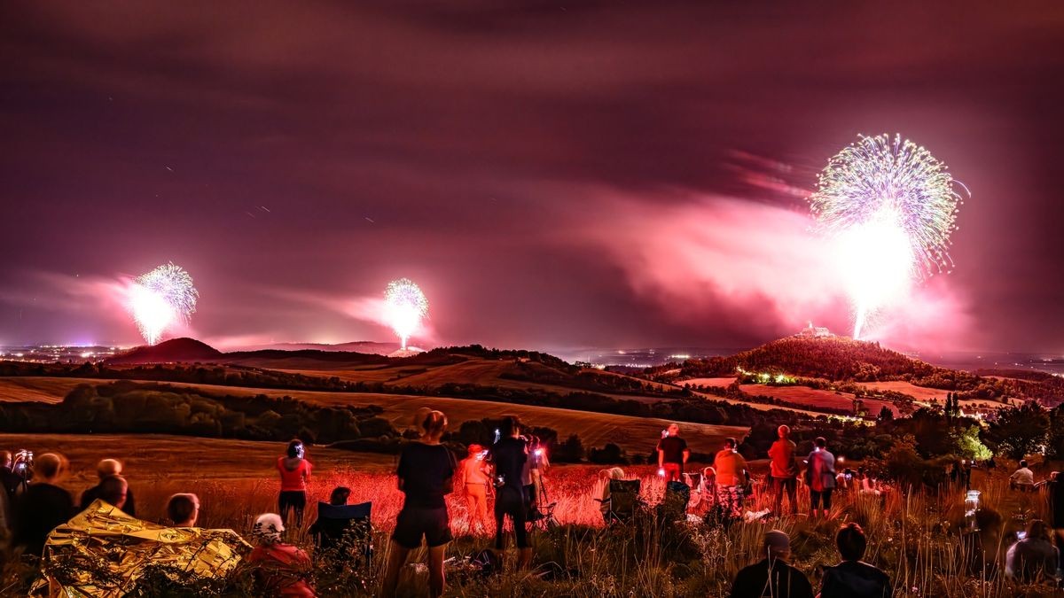 Nach sechs Jahren Pause kehrte am Samstag Thüringens größtes Burgenfeuerwerk zurück in den Nachthimmel über dem Drei-Gleichen-Gebiet. Das ließen sich etliche Zuschauer nicht entgehen, die sich schon frühzeitig mit Klappstuhl und Picknickkorb an verschiedenen Aussichtspunkten postiert hatten. Andere ließen sich mit einem Konzert der Thüringen-Philharmonie Gotha-Eisenach auf das Großereignis einstimmen. Aussichtspunkt bei Bittstädt