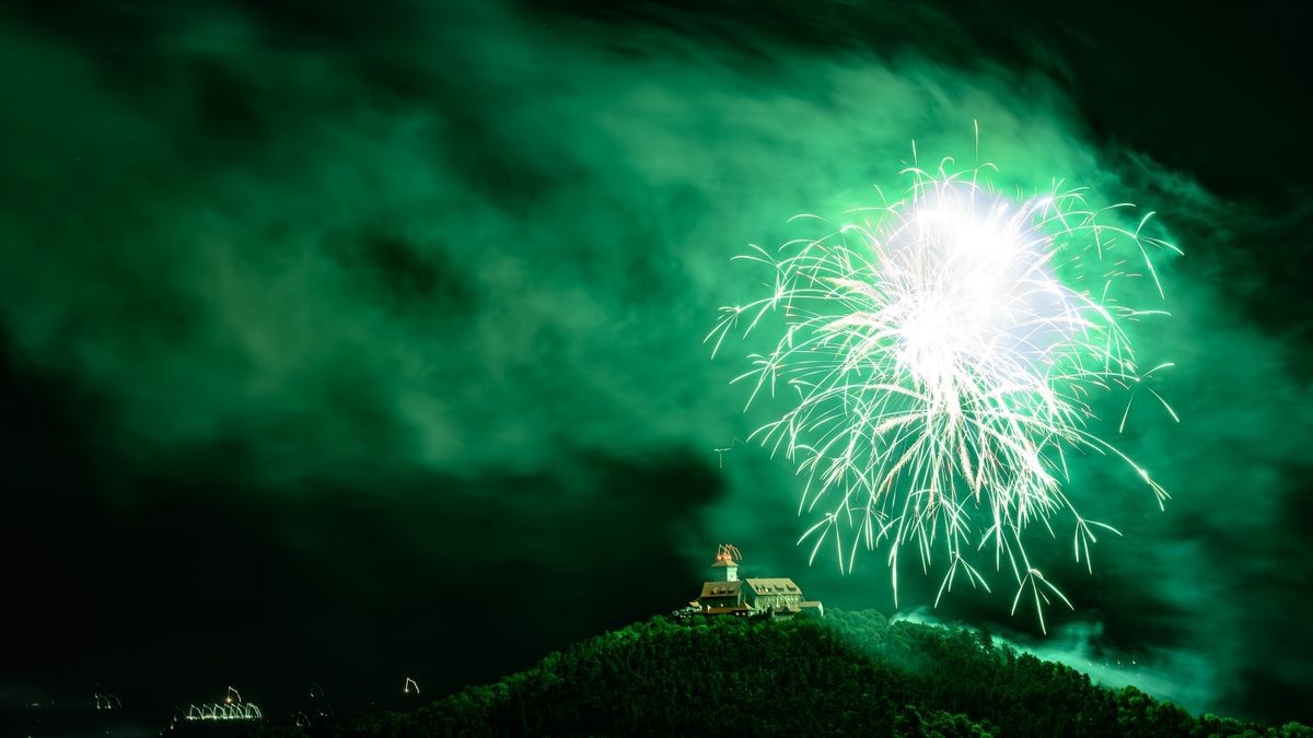 Nach sechs Jahren Pause kehrte am Samstag Thüringens größtes Burgenfeuerwerk zurück in den Nachthimmel über dem Drei-Gleichen-Gebiet. Das ließen sich etliche Zuschauer nicht entgehen, die sich schon frühzeitig mit Klappstuhl und Picknickkorb an verschiedenen Aussichtspunkten postiert hatten. Andere ließen sich mit einem Konzert der Thüringen-Philharmonie Gotha-Eisenach auf das Großereignis einstimmen. Aussichtspunkt bei Bittstädt