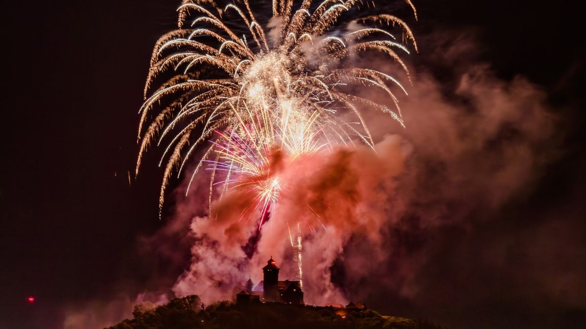 Nach sechs Jahren Pause können Menschen im Drei-Gleichen-Gebiet wieder ein Höhenfeuerwerk bestaunen.