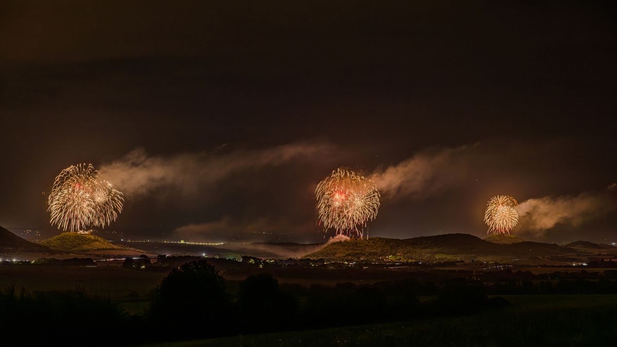 Die Vorfreude auf das Feuerwerk verübelte ein Regenschauer.