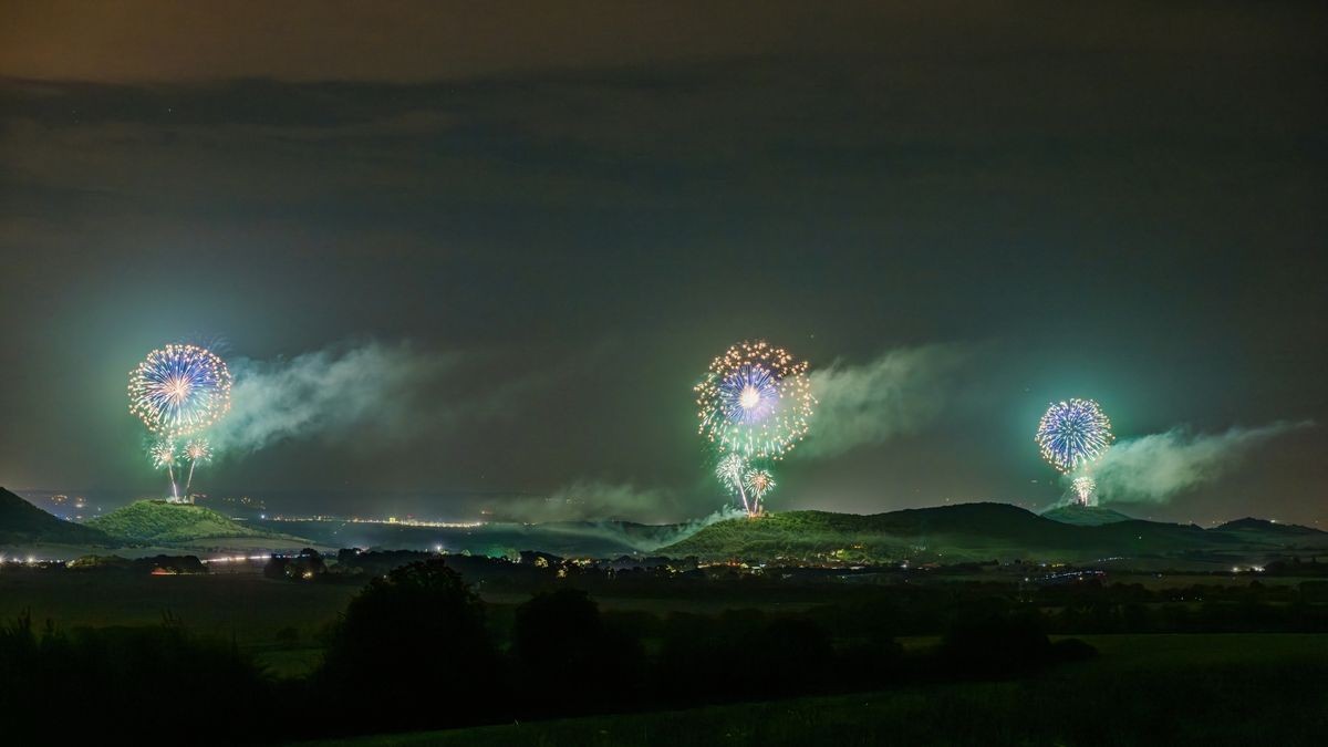 Nach sechs Jahren Pause kehrte am Samstag Thüringens größtes Burgenfeuerwerk zurück in den Nachthimmel über dem Drei-Gleichen-Gebiet. Das ließen sich etliche Zuschauer nicht entgehen, die sich schon frühzeitig mit Klappstuhl und Picknickkorb an verschiedenen Aussichtspunkten postiert hatten. Andere ließen sich mit einem Konzert der Thüringen-Philharmonie Gotha-Eisenach auf das Großereignis einstimmen.