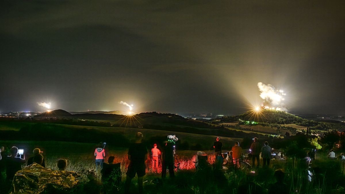 Nach sechs Jahren Pause kehrte am Samstag Thüringens größtes Burgenfeuerwerk zurück in den Nachthimmel über dem Drei-Gleichen-Gebiet. Das ließen sich etliche Zuschauer nicht entgehen, die sich schon frühzeitig mit Klappstuhl und Picknickkorb an verschiedenen Aussichtspunkten postiert hatten. Andere ließen sich mit einem Konzert der Thüringen-Philharmonie Gotha-Eisenach auf das Großereignis einstimmen. Aussichtspunkt bei Bittstädt