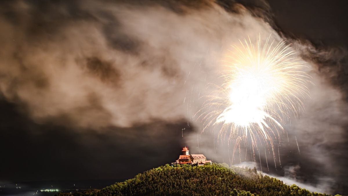 Nach sechs Jahren Pause kehrte am Samstag Thüringens größtes Burgenfeuerwerk zurück in den Nachthimmel über dem Drei-Gleichen-Gebiet. Das ließen sich etliche Zuschauer nicht entgehen, die sich schon frühzeitig mit Klappstuhl und Picknickkorb an verschiedenen Aussichtspunkten postiert hatten. Andere ließen sich mit einem Konzert der Thüringen-Philharmonie Gotha-Eisenach auf das Großereignis einstimmen. Aussichtspunkt bei Bittstädt