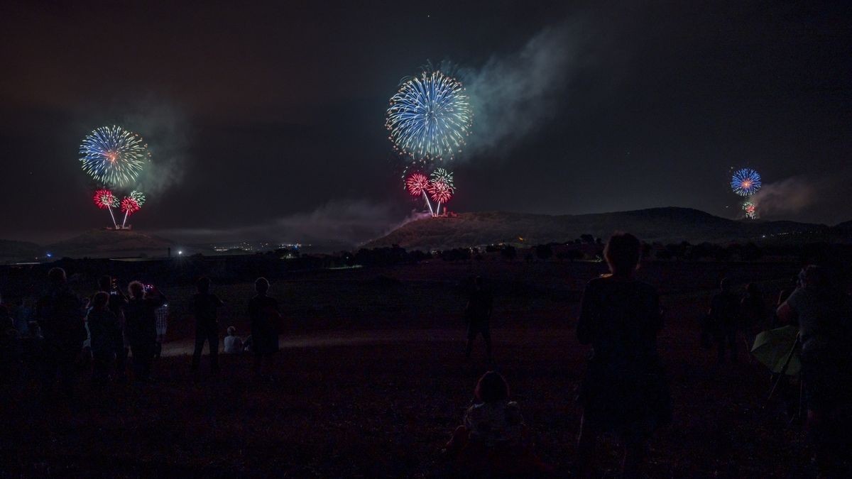 Nach sechs Jahren Pause kehrte am Samstag Thüringens größtes Burgenfeuerwerk zurück in den Nachthimmel über dem Drei-Gleichen-Gebiet. Das ließen sich etliche Zuschauer nicht entgehen, die sich schon frühzeitig mit Klappstuhl und Picknickkorb an verschiedenen Aussichtspunkten postiert hatten. Andere ließen sich mit einem Konzert der Thüringen-Philharmonie Gotha-Eisenach auf das Großereignis einstimmen.